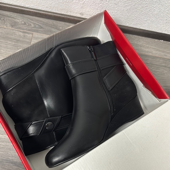 Impo Women's Gratia Leather Almond Toe Booties - Picture 2 of 4